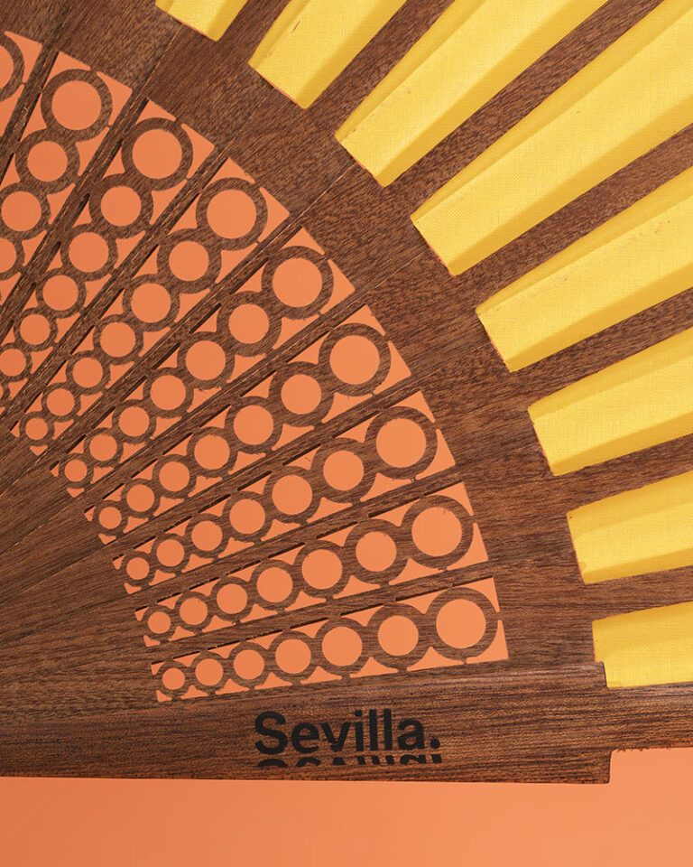 Fan with polka dots detail