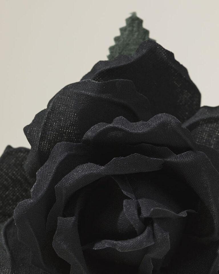 Lina flor negra grande detalle